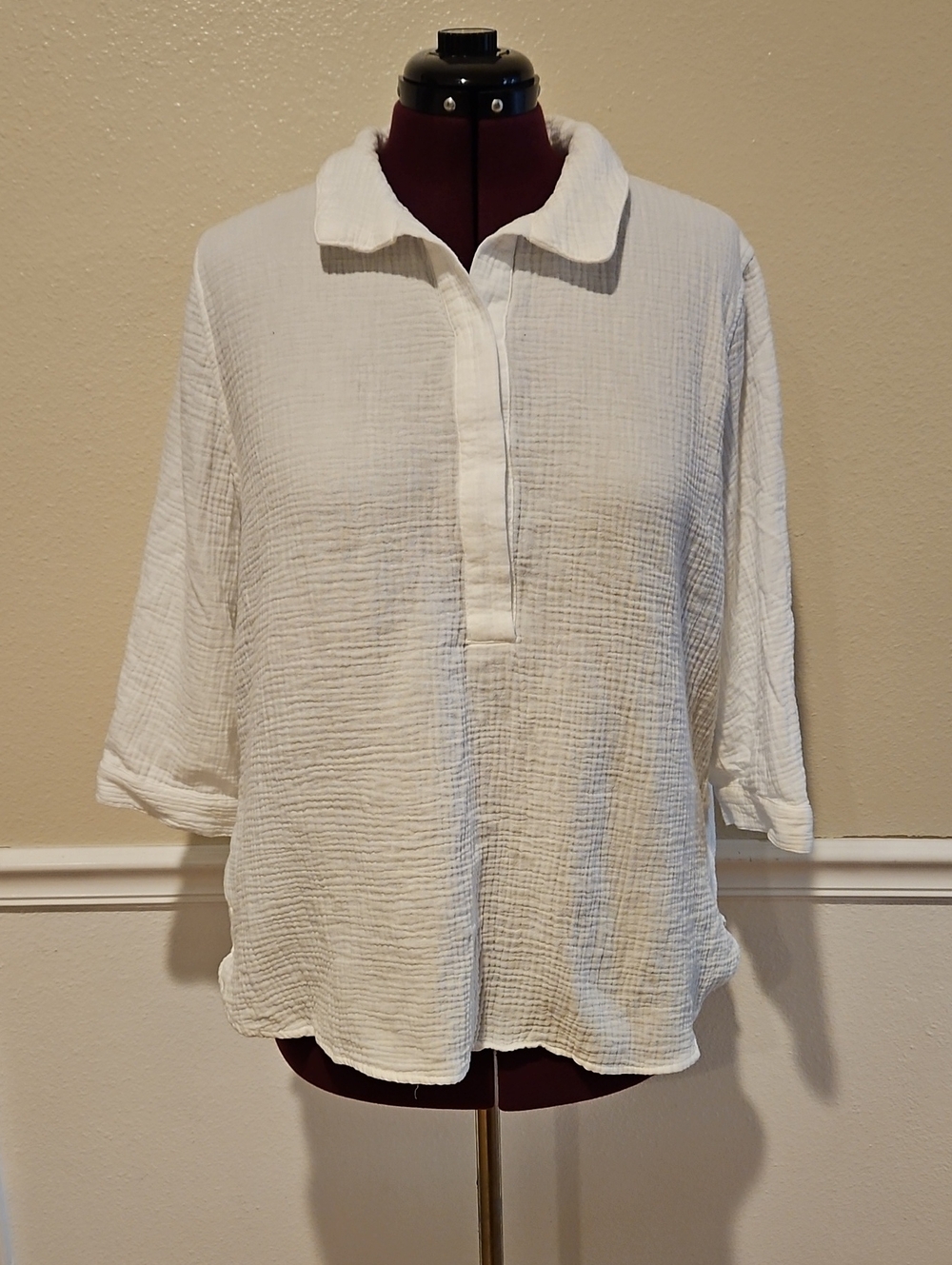 Chico's White Textured Button-Down Collar Shirt